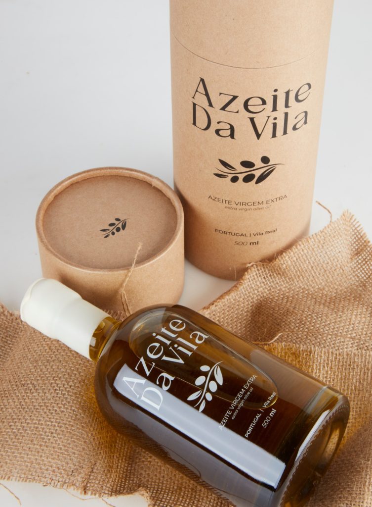 Azeite Da Vila extra virgin olive oil bottle lying on rustic jute, next to an eco-friendly kraft paper tube and lid, designed for 500 ml packaging.